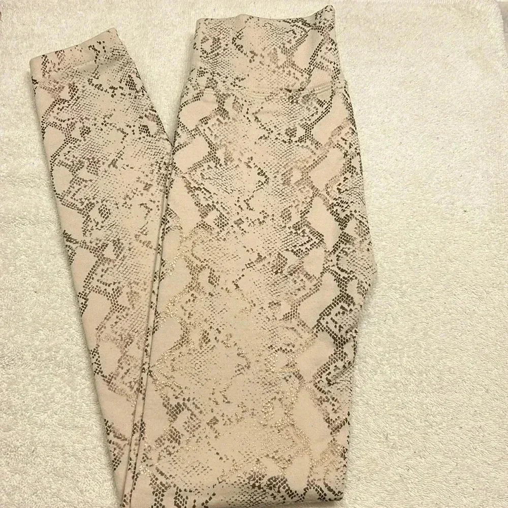 Zenana Outfitters Snake Print Leggings - Cream and Gray